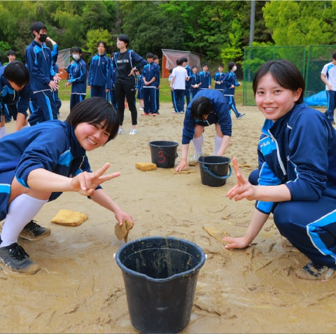 学校行事の様子をまとめたコラージュ写真。運動会、文化祭、授業風景などで構成されている。