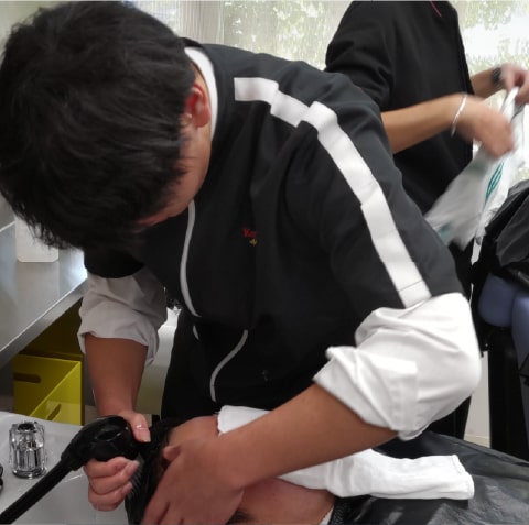 学校行事の様子をまとめたコラージュ写真。運動会、文化祭、授業風景などで構成されている。