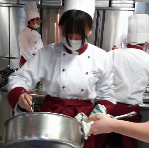 学校行事の様子をまとめたコラージュ写真。運動会、文化祭、授業風景などで構成されている。