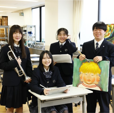 学校行事の様子をまとめたコラージュ写真。運動会、文化祭、授業風景などで構成されている。