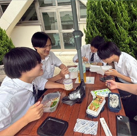 学校行事の様子をまとめたコラージュ写真。運動会、文化祭、授業風景などで構成されている。