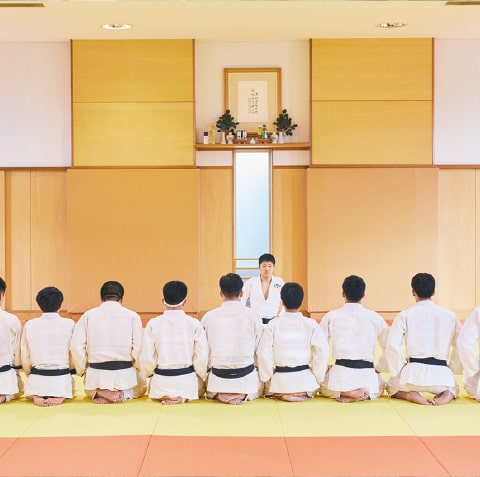 学校行事の様子をまとめたコラージュ写真。運動会、文化祭、授業風景などで構成されている。