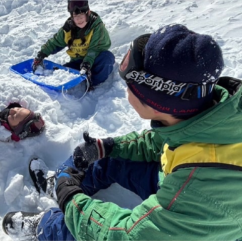 学校行事の様子をまとめたコラージュ写真。運動会、文化祭、授業風景などで構成されている。