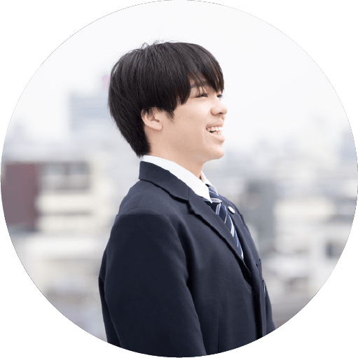 中庭で会話している生徒